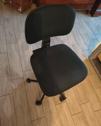 sedia nera con rotelle in tessuto 