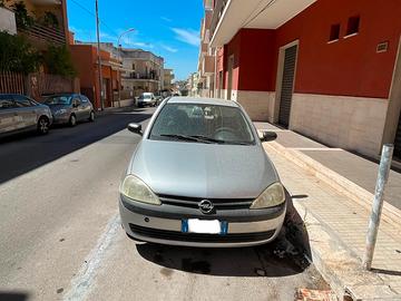 Opel Corsa da riparare