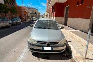 Opel Corsa da riparare