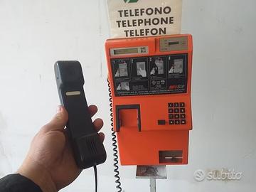 telefono a gettoni su piantana da esposizione