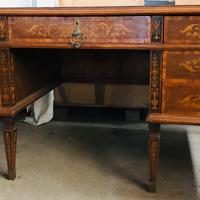 Scrivania primi 900 riccamente intagliata