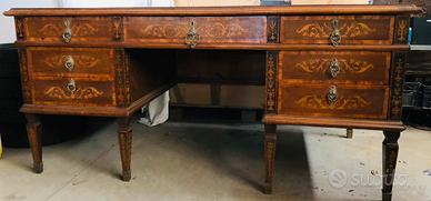 Scrivania primi 900 riccamente intagliata