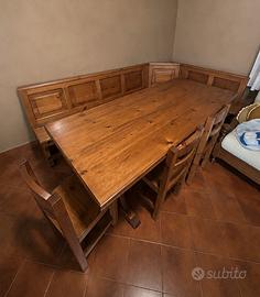 Tavolo in legno massiccio con cassapanca e sedie