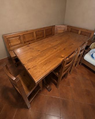 Tavolo in legno massiccio con cassapanca e sedie