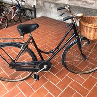 Bicicletta vintage con cestino.