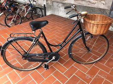 Bicicletta vintage con cestino.