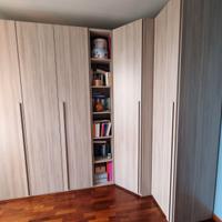 Armadio 5 ante con angolo "cabina" e mensole libre