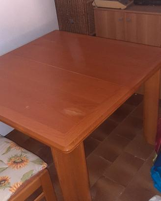 tavolo allungabile  in legno con sedie