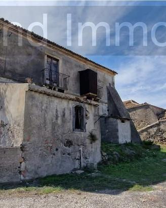 Antico casale con 15.000mq di terreno Calatabiano