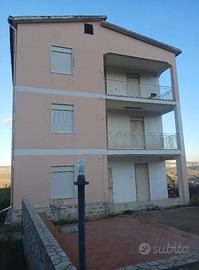 Palazzina di 3 piani con terreno di circa 3300 mq