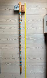 Bastone in legno da montagna con placche stemmi