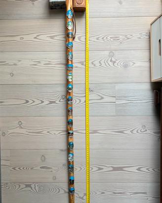 Bastone in legno da montagna con placche stemmi