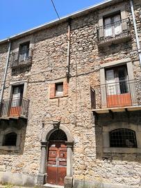 Palazzetto Antico su 3 piani 195mq Floresta