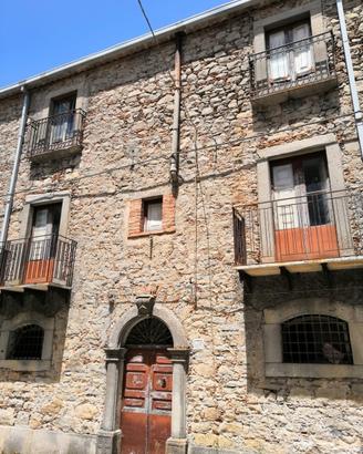 Palazzetto Antico su 3 piani 195mq Floresta