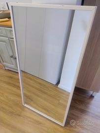 specchio con cornice in legno bianca 