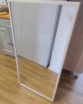 specchio con cornice in legno bianca 