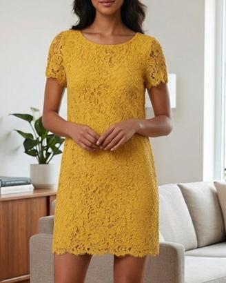 Abito in pizzo e raso giallo elegante