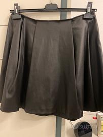 Gonna corta in raso nera