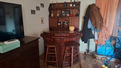 Angolo bar vintage in legno con alzata e sgabelli