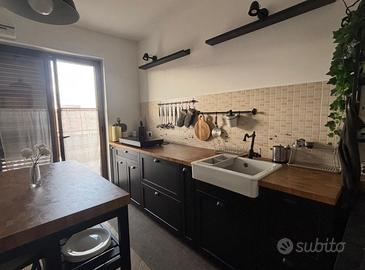 Cucina completa moderna con isola- piano a induzio