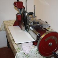 Affettatrice manuale a volano