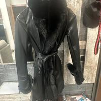 Cappotto nero in ecopelle con pelliccia – Taglia S