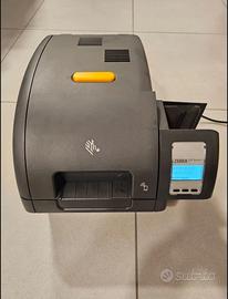Stampante per card Zebra ZXP serie 9 con materiale