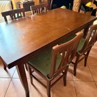 Tavolo in legno arte povera con 4 sedie.