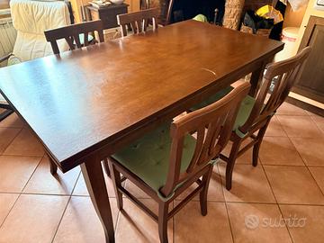 Tavolo in legno arte povera con 4 sedie.