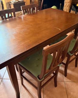 Tavolo in legno arte povera con 4 sedie.