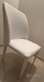 Sei poltroncine in ecopelle per sala.