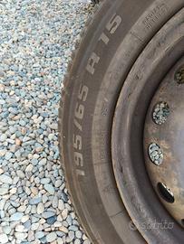 Pneumatici invernali 195/65R15 con cerchi
