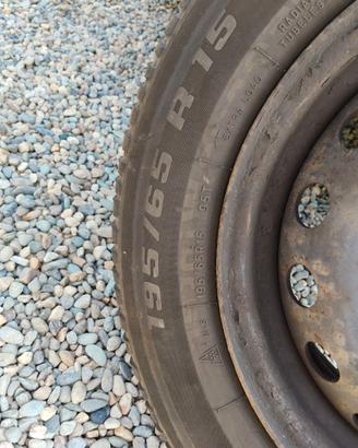 Pneumatici invernali 195/65R15 con cerchi