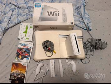 WII U PARI AL NUOVO CON ACCESSORI E GIOCHI
