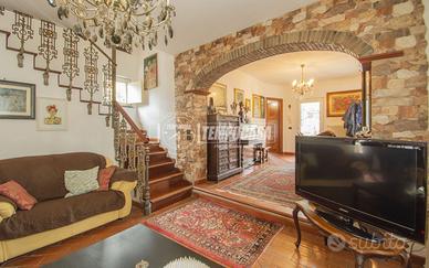 VILLA INDIPENDENTE LIBERA SU TRE LATI!