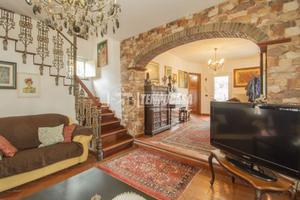 VILLA INDIPENDENTE LIBERA SU TRE LATI!