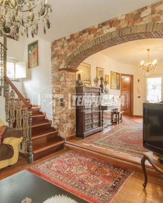 VILLA INDIPENDENTE LIBERA SU TRE LATI!