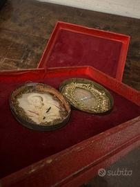 Antico reliquiario con reliquie di martiri XVIII