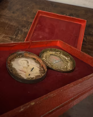 Antico reliquiario con reliquie di martiri XVIII