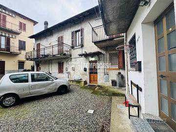 CASA SEMIINDIPENTE DA RISTRUTTURARE CON POSTO AUTO