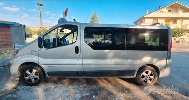 renault trafic 9 posti black edition