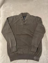 Pullover grigio con collo a V