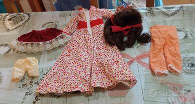 Vestiti e parrucche bambole di porcellana.