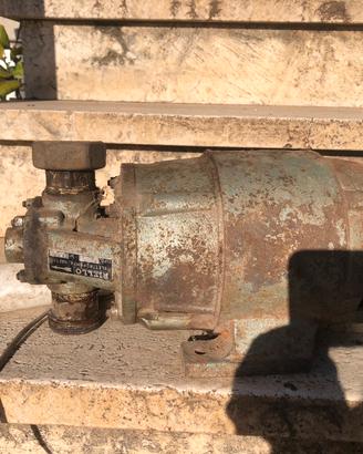 Pompa vintage per gasolio o nafta