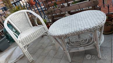 Poltrona e tavolino in vimini bianco