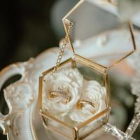 Cofanetto porta fedi in vetro e oro