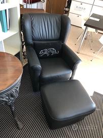 Poltrona con pouf in pelle nero