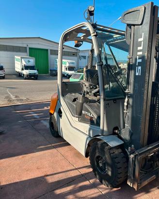 Carrello elevatore diesel marca STILL portata 2500