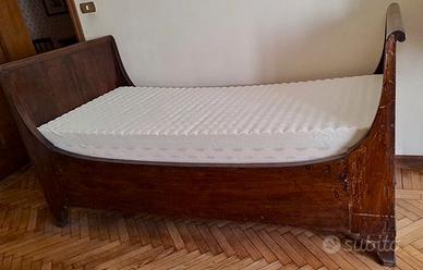 Letto a barca antico