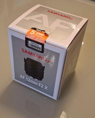 Samyang 12 mm AF f2 attacco Fuji X
